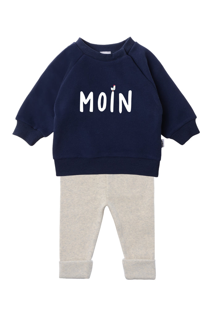 2-teiliges Baby Set mit dunkelblauem Sweatshirt mit "MOIN"-Aufdruck und hellgrauer Leggings, flach auf weißem Hintergrund präsentiert