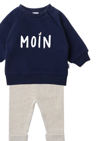 2-teiliges Baby Set mit dunkelblauem Sweatshirt mit "MOIN"-Aufdruck und hellgrauer Leggings, flach auf weißem Hintergrund präsentiert