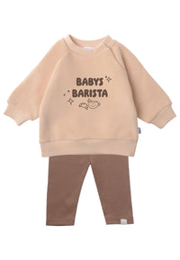 Outfitkombi mit Sweatshirt in beige und Print "Baby Barista" und brauner Leggings.