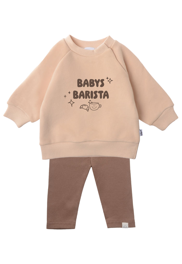 Outfitkombi mit Sweatshirt in beige und Print "Baby Barista" und brauner Leggings.