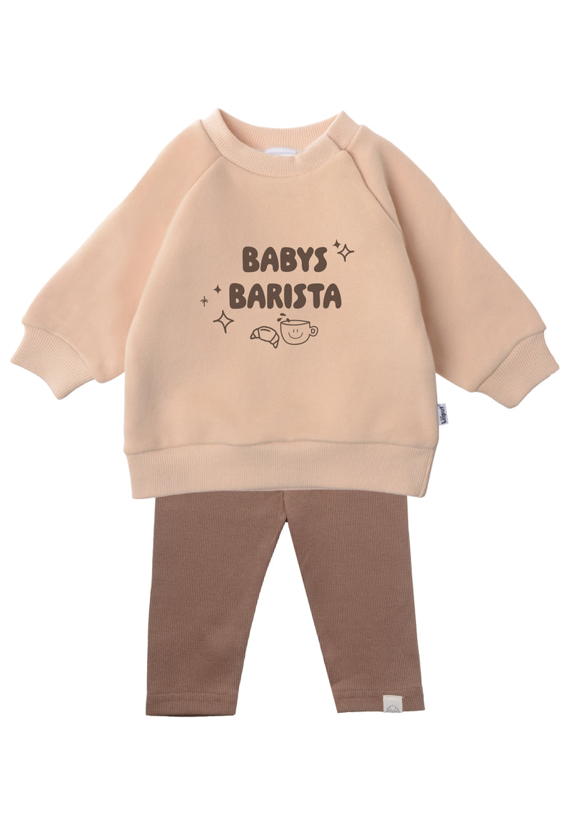 Outfitkombi mit Sweatshirt in beige und Print "Baby Barista" und brauner Leggings.