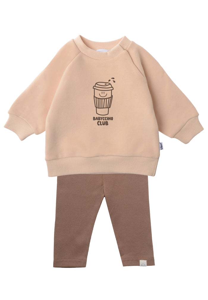 Sweatshirt Set mit beigem Sweater Babyccino Club und brauner Leggings.