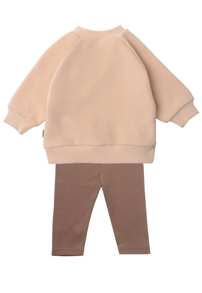 Rückseite des niedlichen Sets mit Sweater und Leggings in braun.