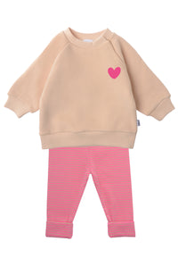 2-teiliges Baby Set mit beigem Sweatshirt mit pinkem Herz-Print und pink-rosa gestreifter Leggings, flach auf weißem Hintergrund