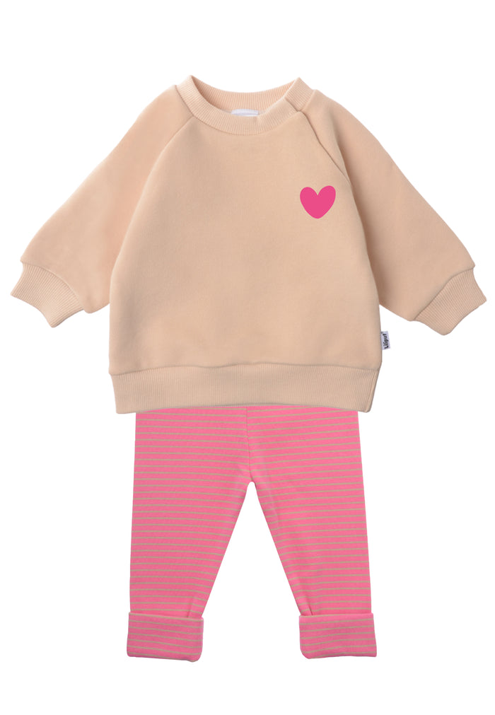 2-teiliges Baby Set mit beigem Sweatshirt mit pinkem Herz-Print und pink-rosa gestreifter Leggings, flach auf weißem Hintergrund