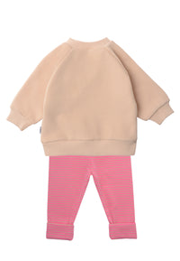 Rückseite 2-teiliges Baby Set mit beigem Sweatshirt mit pinkem Herz-Print und pink-rosa gestreifter Leggings, flach auf weißem Hintergrund