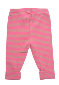 pink-rosa gestreifter Leggings, flach auf weißem Hintergrund
