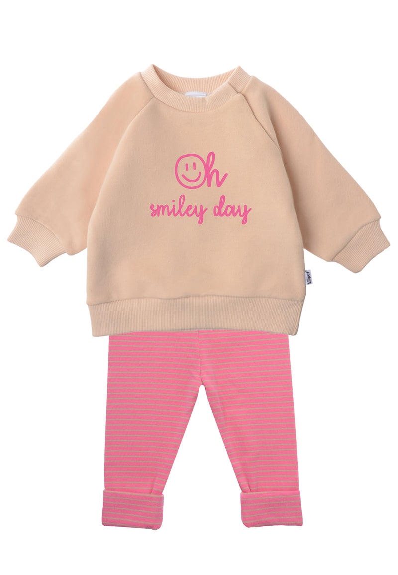 2-teiliges Baby Set mit beigem Sweatshirt mit pinkem „Oh smiley day“-Print und pink-rosa gestreifter Leggings, flach auf weißem Hintergrund