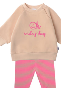 2-teiliges Baby Set mit beigem Sweatshirt mit pinkem „Oh smiley day“-Print und pink-rosa gestreifter Leggings, flach auf weißem Hintergrund