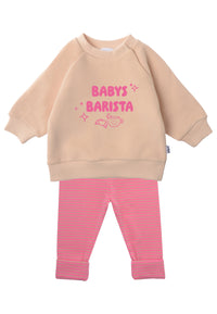 2-teiliges Baby Set mit beigem „BABY'S BARISTA“-Sweatshirt und pink-rosa gestreifter Leggings, flach auf weißem Hintergrund präsentiert
