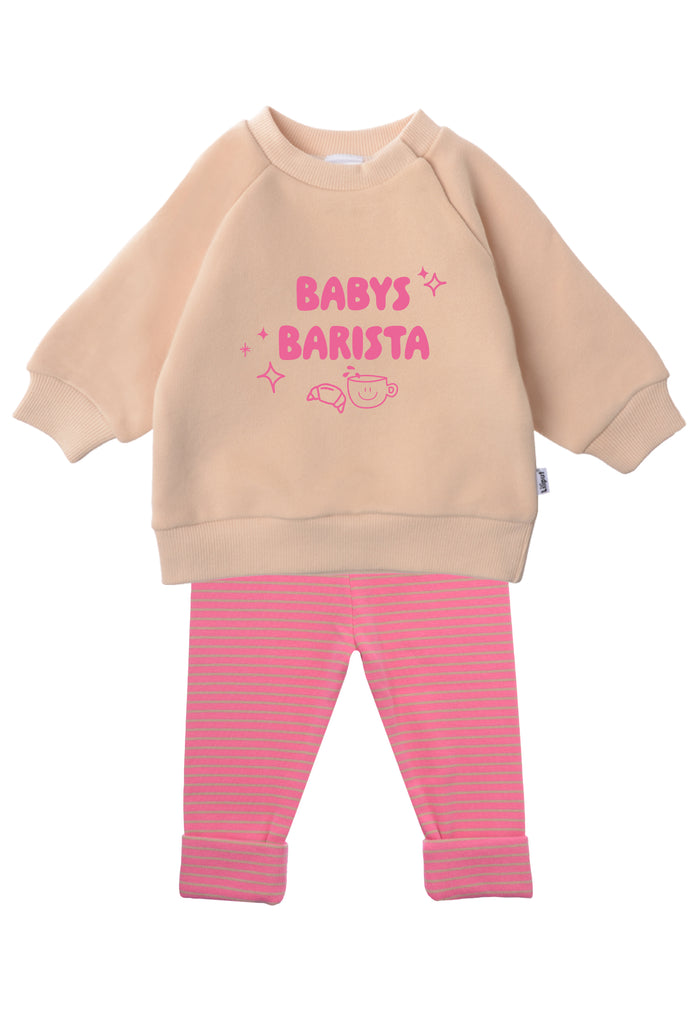 2-teiliges Baby Set mit beigem „BABY'S BARISTA“-Sweatshirt und pink-rosa gestreifter Leggings, flach auf weißem Hintergrund präsentiert