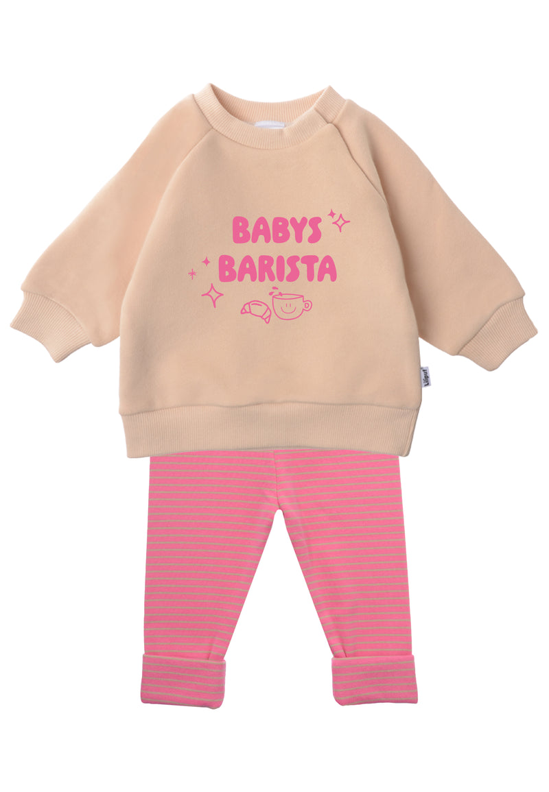 2-teiliges Baby Set mit beigem „BABY'S BARISTA“-Sweatshirt und pink-rosa gestreifter Leggings, flach auf weißem Hintergrund präsentiert