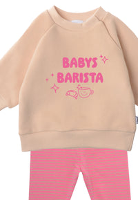 2-teiliges Baby Set mit beigem „BABY'S BARISTA“-Sweatshirt und pink-rosa gestreifter Leggings, flach auf weißem Hintergrund präsentiert