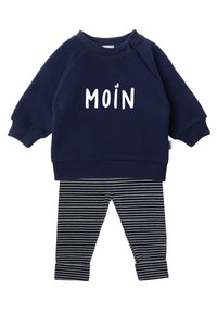 2-teiliges Baby Set mit dunkelblauem Sweatshirt mit "MOIN"-Aufdruck und dunkelblau-weiß gestreifter Leggings, flach auf weißem Hintergrund