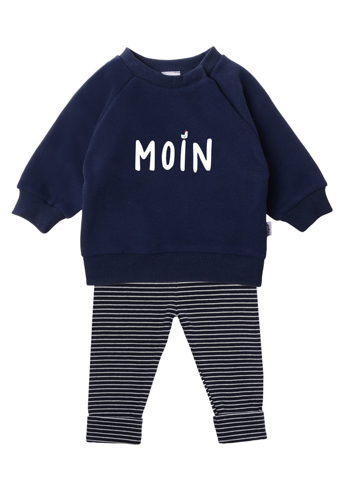 2-teiliges Baby Set mit dunkelblauem Sweatshirt mit "MOIN"-Aufdruck und dunkelblau-weiß gestreifter Leggings, flach auf weißem Hintergrund