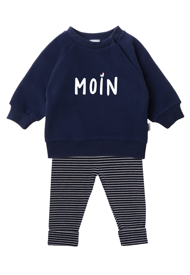 2-teiliges Baby Set mit dunkelblauem Sweatshirt mit "MOIN"-Aufdruck und dunkelblau-weiß gestreifter Leggings, flach auf weißem Hintergrund