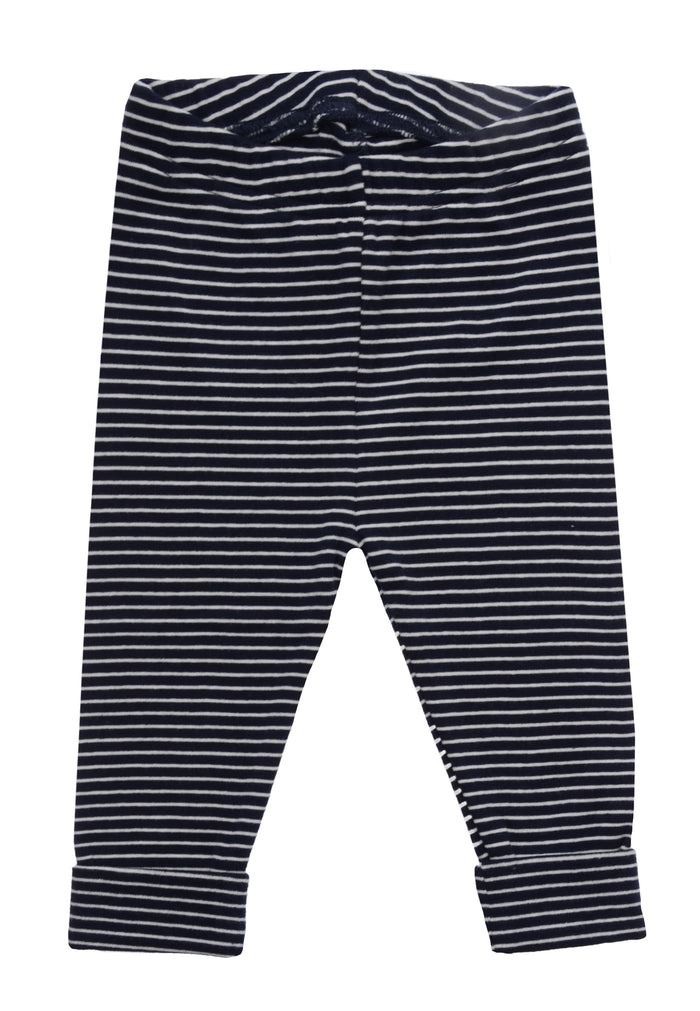 dunkelblau-weiß gestreifter Leggings flach auf weißem Hintergrund