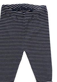 Detailfoto dunkelblau-weiß gestreifter Leggings, flach auf weißem Hintergrund