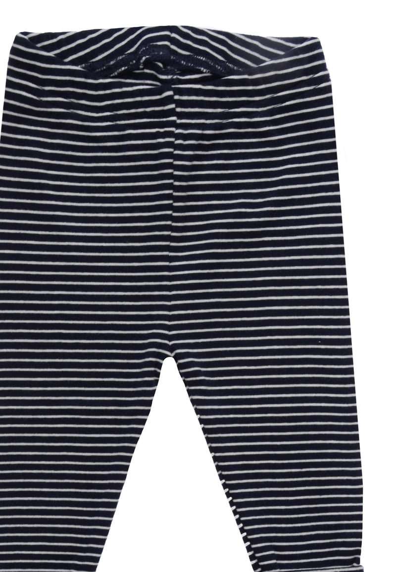 Detailfoto dunkelblau-weiß gestreifter Leggings, flach auf weißem Hintergrund