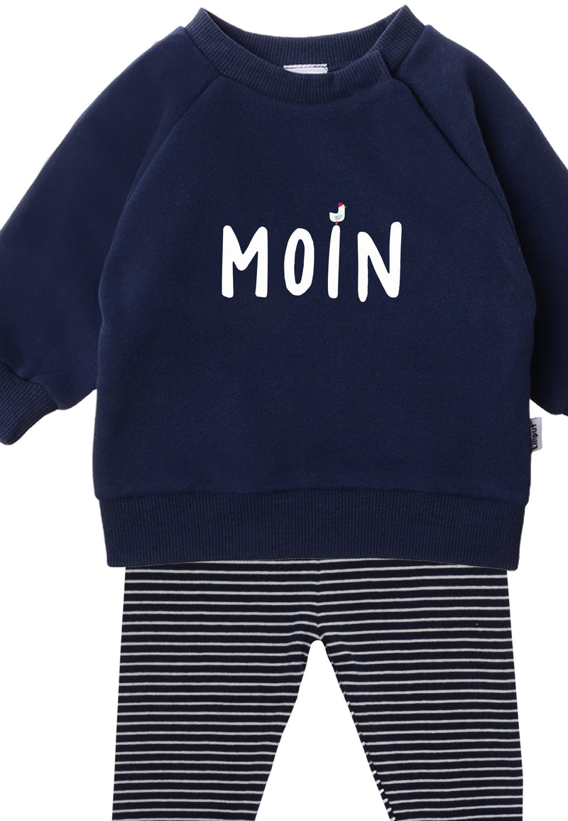 Detailfoto 2-teiliges Baby Set mit dunkelblauem Sweatshirt mit "MOIN"-Aufdruck und dunkelblau-weiß gestreifter Leggings, flach auf weißem Hintergrund