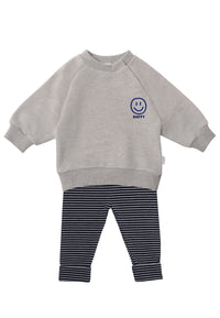 2-teiliges Baby Set mit hellgrauem Sweatshirt mit „HAPPY“-Smiley-Print und dunkelblau-weiß gestreifter Leggings, flach auf weißem Hintergrund