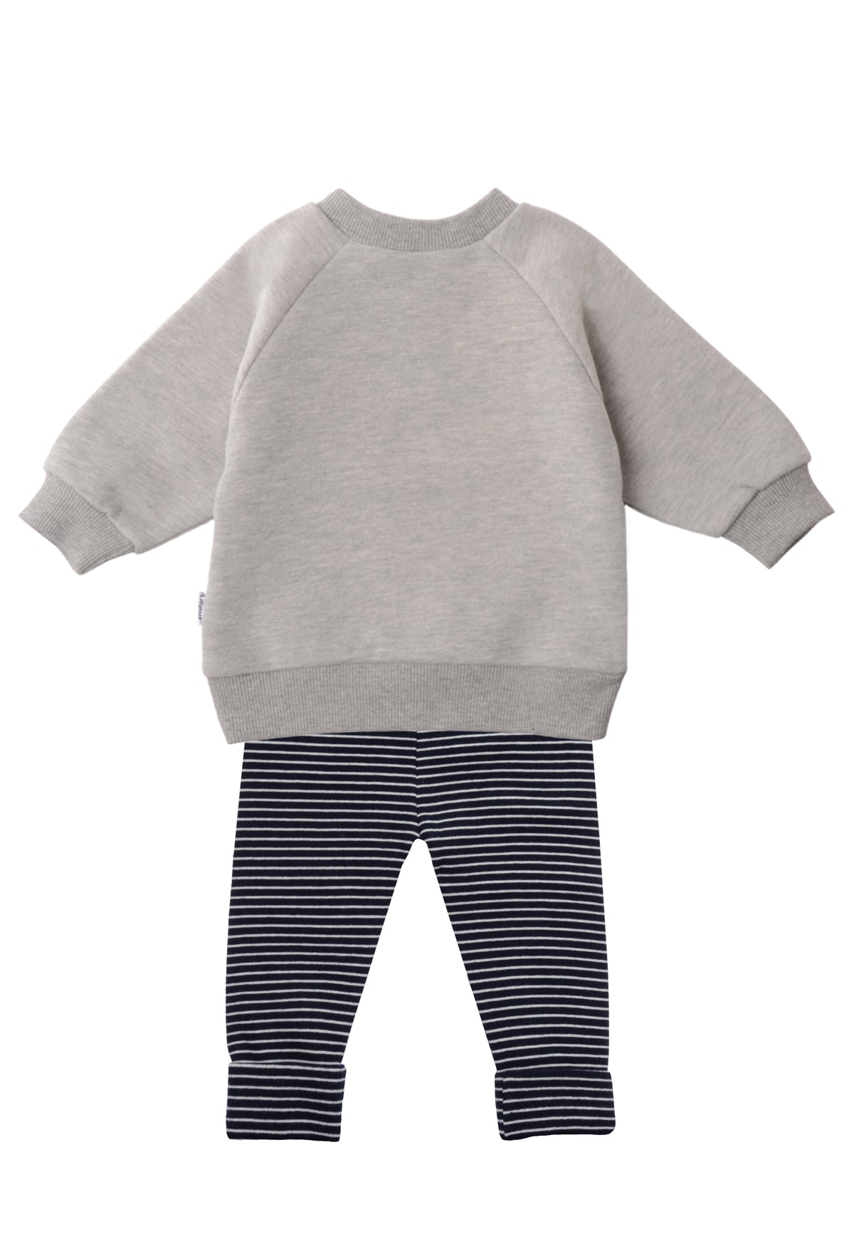Rückansicht 2-teiliges Baby Set mit hellgrauem Sweatshirt mit „HAPPY“-Smiley-Print und dunkelblau-weiß gestreifter Leggings, flach auf weißem Hintergrund