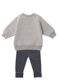 Rückansicht 2-teiliges Baby Set mit hellgrauem Sweatshirt mit „HAPPY“-Smiley-Print und dunkelblau-weiß gestreifter Leggings, flach auf weißem Hintergrund