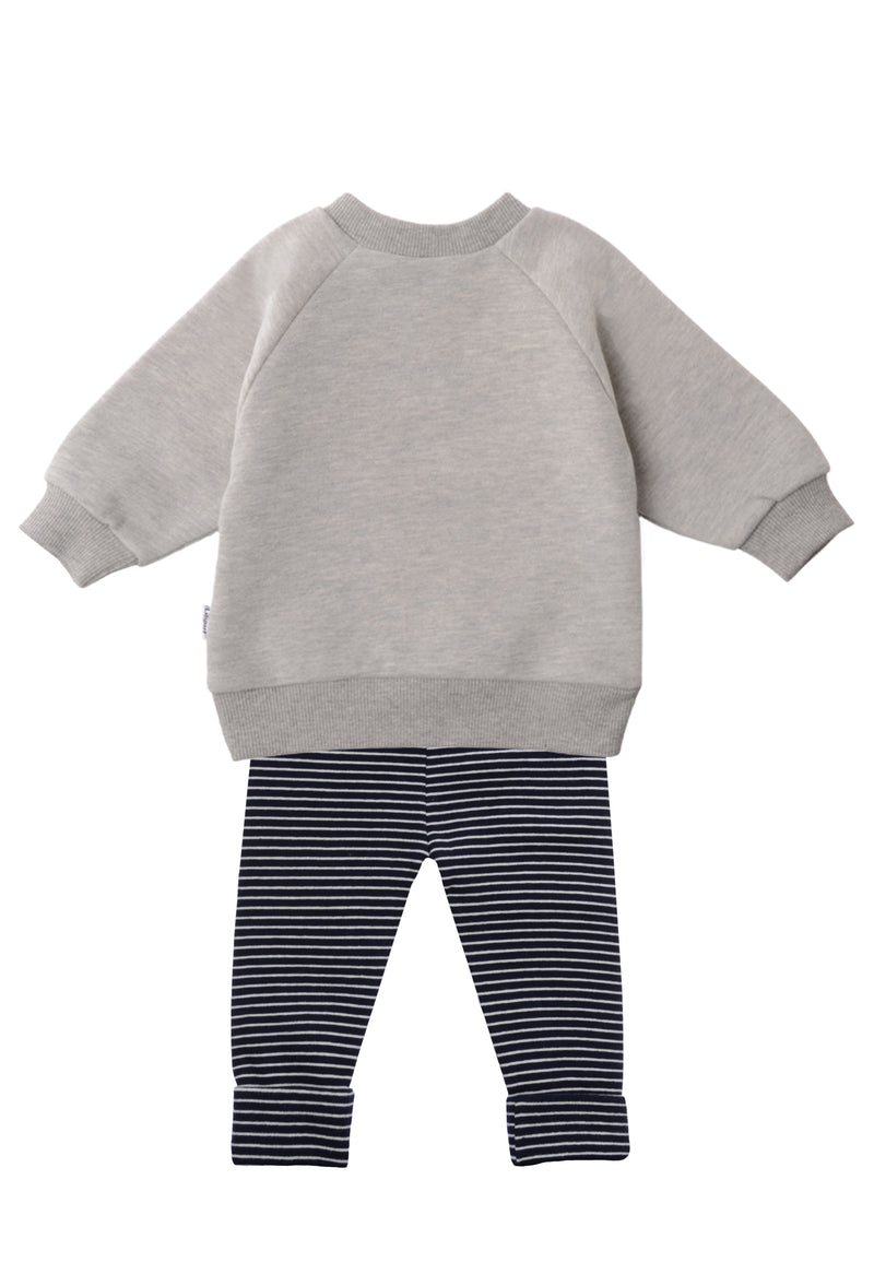 Rückansicht 2-teiliges Baby Set mit hellgrauem Sweatshirt mit „HAPPY“-Smiley-Print und dunkelblau-weiß gestreifter Leggings, flach auf weißem Hintergrund