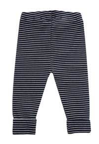 dunkelblau-weiß gestreifter Leggings, flach auf weißem Hintergrund