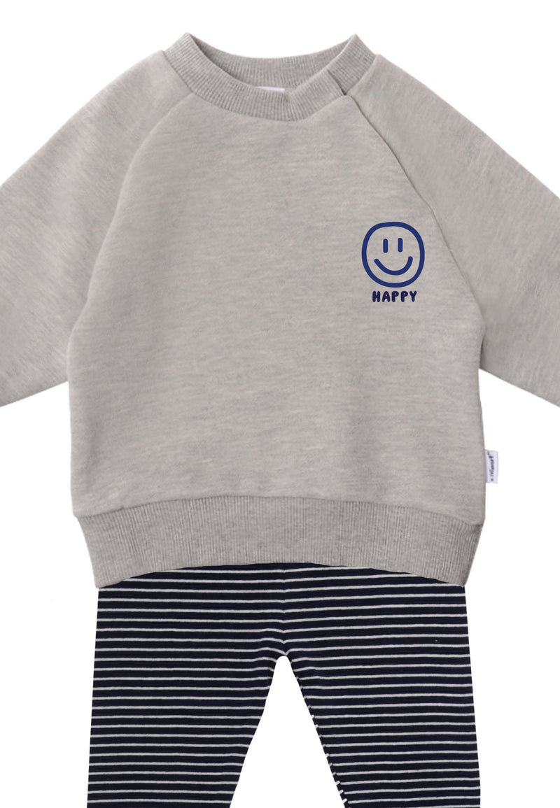 2-teiliges Baby Set mit hellgrauem Sweatshirt mit „HAPPY“-Smiley-Print und dunkelblau-weiß gestreifter Leggings, flach auf weißem Hintergrund