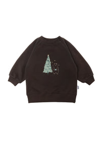 Sweatshirt in braun mit winterlichem Tannenbaum und Bärchen Aufdruck.