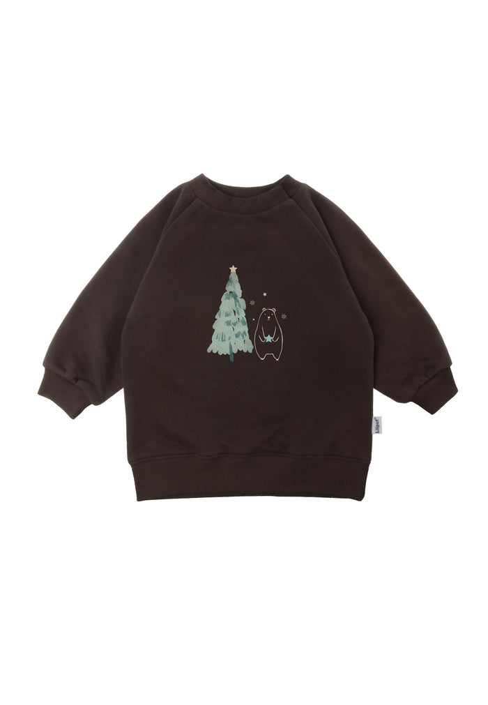 Sweatshirt in braun mit winterlichem Tannenbaum und Bärchen Aufdruck.