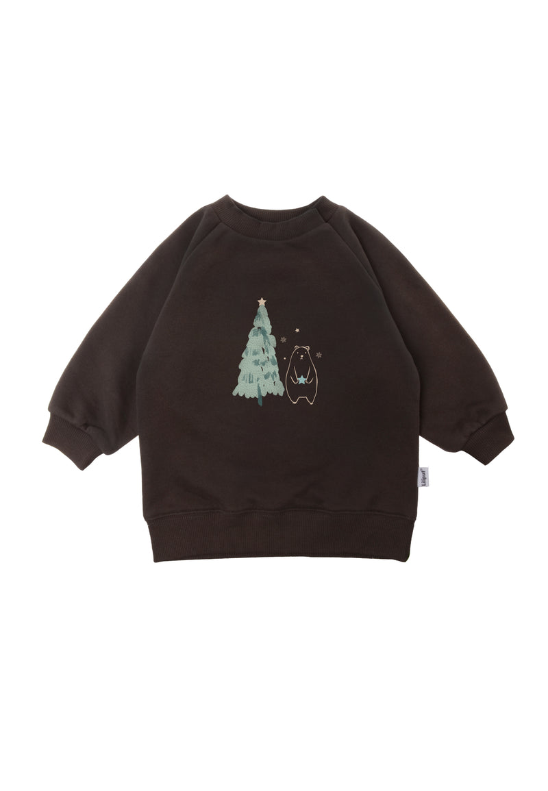 Sweatshirt in braun mit winterlichem Tannenbaum und Bärchen Aufdruck.