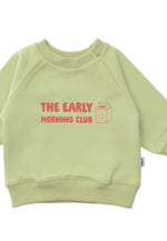 Detailansicht des grünen Sweatshirts mit lustigem Wording "the early morning club".