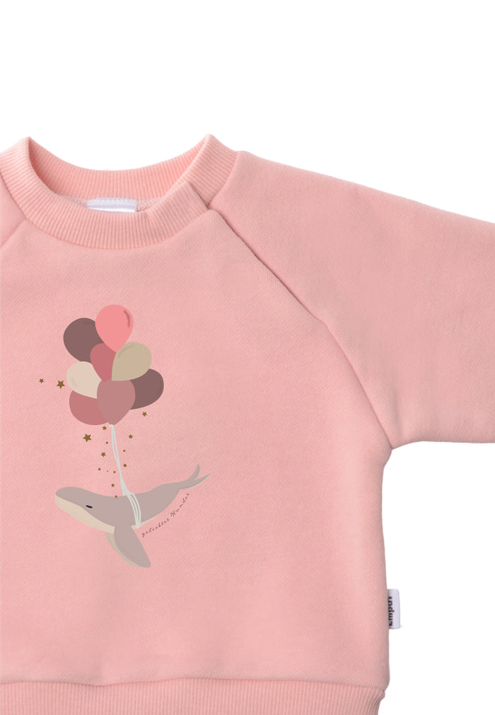 Detailansicht des Sweatshirt in rosa mit Wal Aufdruck.