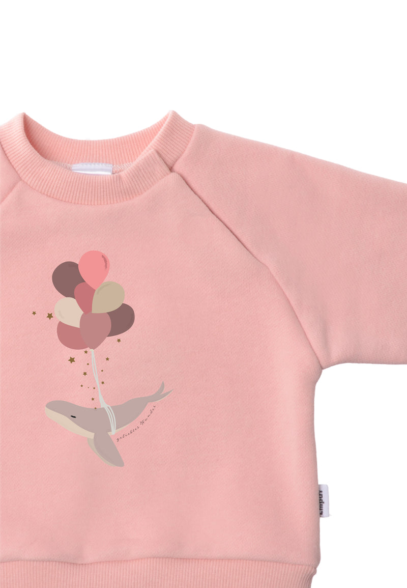 Detailansicht des Sweatshirt in rosa mit Wal Aufdruck.