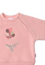 Detailansicht des Sweatshirt in rosa mit Wal Aufdruck.