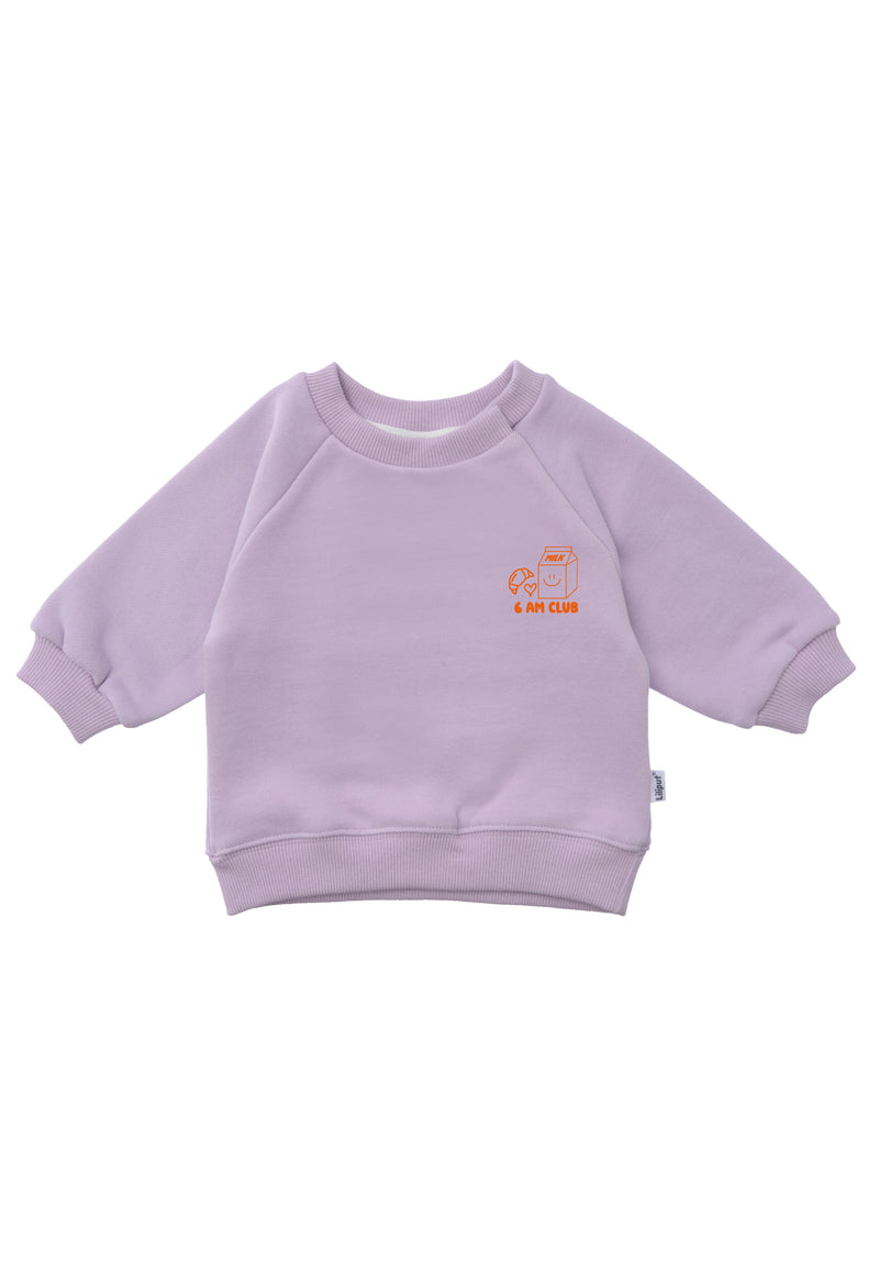Kids Sweater in flieder mit orangenem 6am Club Print vorne.