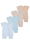 4er Pack Strampler mit kurzem Bein in blau, beige, blau gestreift und beige gestreift. Mit kleinem Patch am Arm und aus 100% Baumwolle gefertigt.