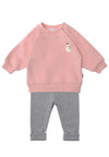 Outfit aus rosa Sweatshirt und dunkelgrauer Leggings mit Schneemannprint auf der linken Brustseite des Sweaters.