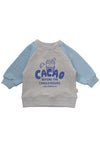 Multicolor Sweater in hellblau und grau melange mit blauem Wordingprint "Cacao before the Chaos evolves. Every Morning 6 am.