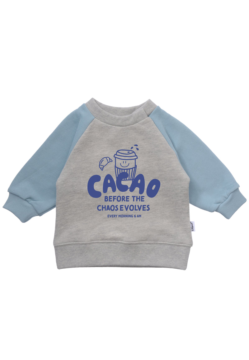 Multicolor Sweater in hellblau und grau melange mit blauem Wordingprint "Cacao before the Chaos evolves. Every Morning 6 am.