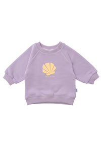 Sweatshirt in flieder mit gelbem Aufdruck und Wording "listen to the ocean".