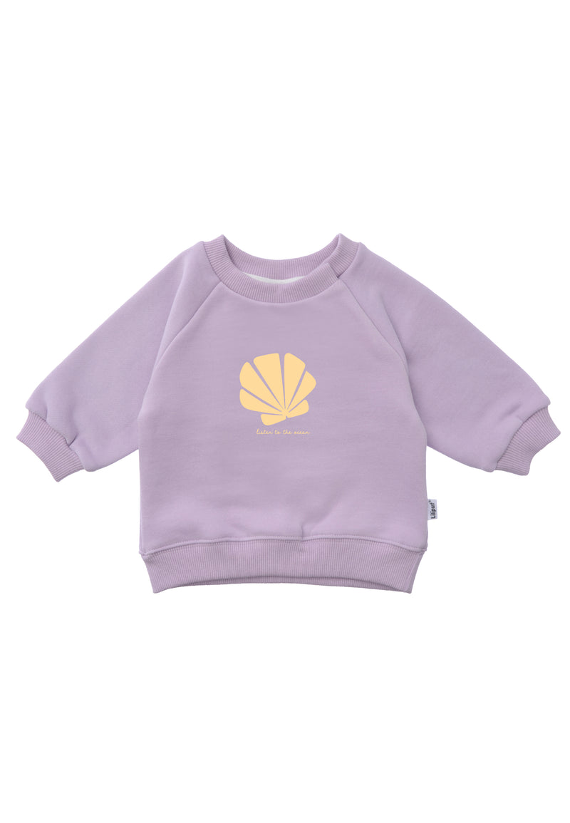 Sweatshirt in flieder mit gelbem Aufdruck und Wording "listen to the ocean".
