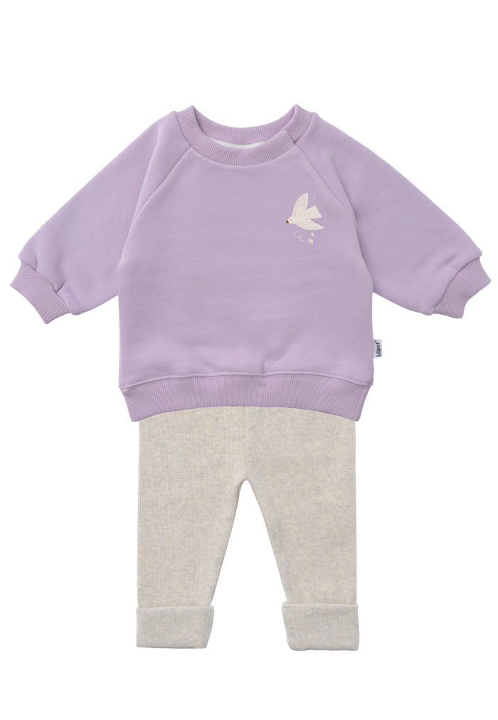 Outfitset aus Sweatshirt in flieder mit kleinem Vogel als Aufdruck und passender hellgrauer, gerippter Leggings.