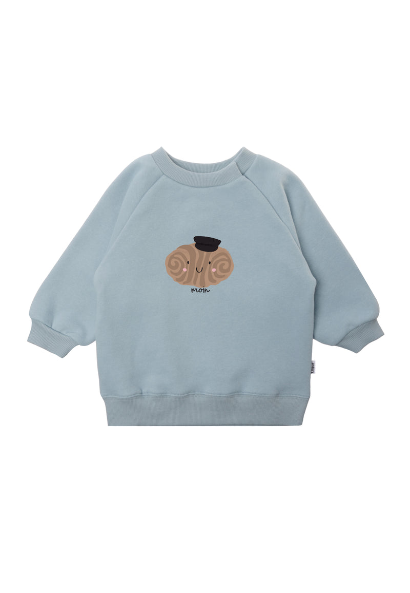 Sweatshirt mit Raglanärmeln in hellblau mit Franzbrötchen Aufdruck und Wording "moin".