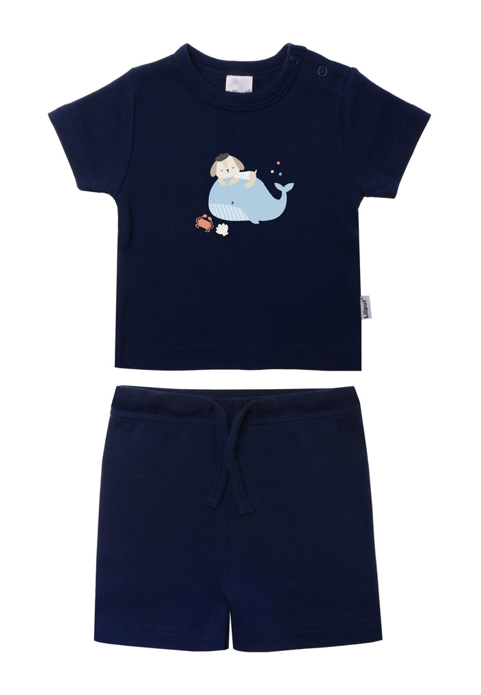 Zwei teiliges Sommerset mit Shorts und Shirt in marine. Auf dem Shirt ist ein niedlicher Wal mit schlafendem Hund, kleiner Muschel und einer Krabbe aufgedruckt.