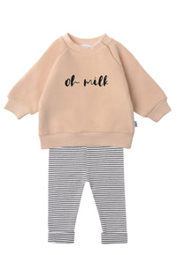 Outfit aus Sweatshirt in beige mit oh milk Print und passender Leggings in schwar-ecru gestreift.