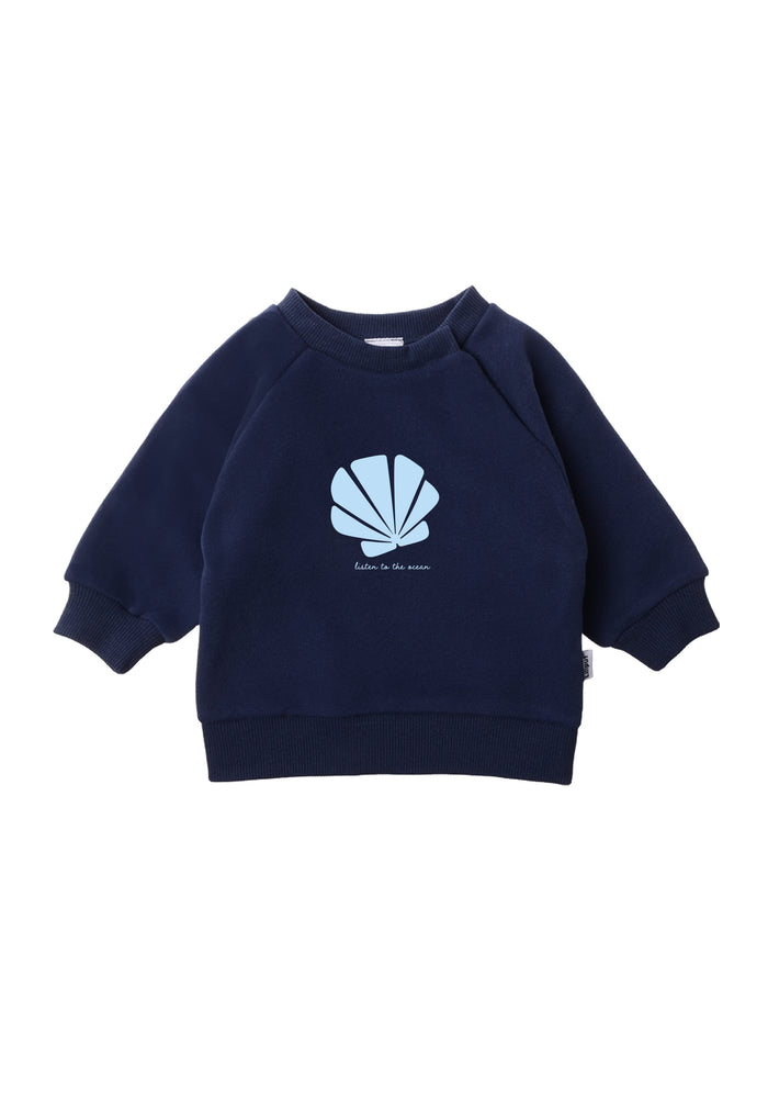 Sweatshirt in dunkelblau mit sommerlichem Muschelprint und Wording "listen to the ocean".