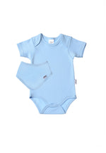 Babyset mit kurzarm Amineckbody und passendem Halstuch in hellblau.